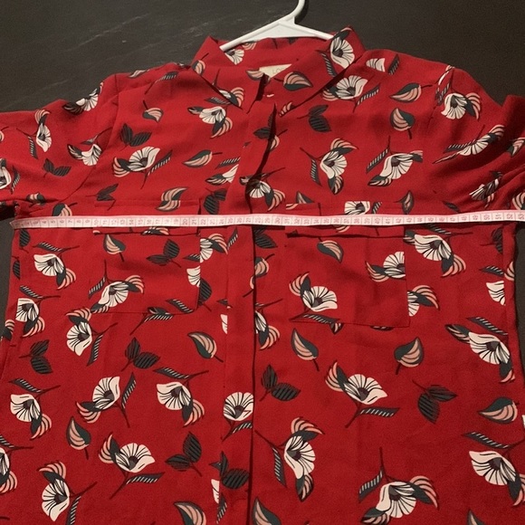 Loft top red floral hidden button up collar blouse with front pockets size MP - Picture 9 of 10